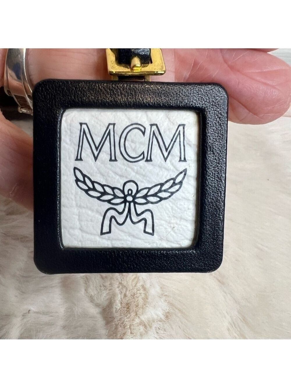 MCM LOGO BAG CHARM KEYRING KEYCHAIN BLACK GOLD VISETOS - Picture 2 of 7